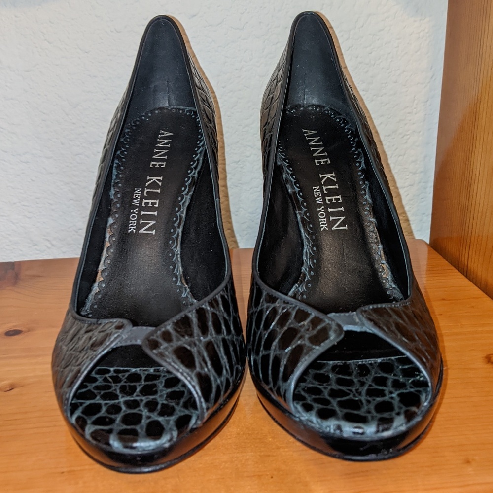 Vintage Anne Klein black Faux Alligator Leather Peep toe heels size 9.5.